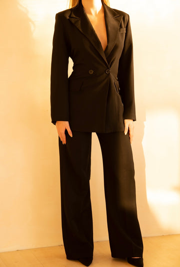 Costum Elegant Sculpt, Structurat in Talie și Fundă la Spate